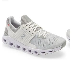 On cloud running shoes women size 9